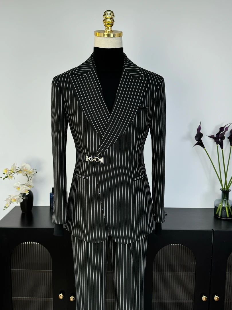 【西蒙曹】-男士设计款侧排金属装饰扣西服微喇裤西服套装