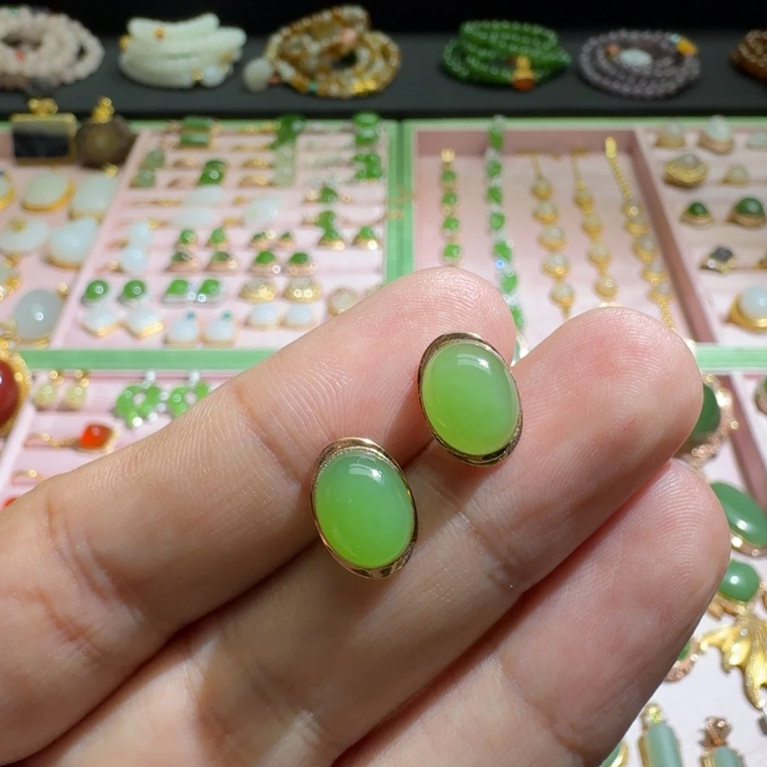 和田玉耳钉18K金镶嵌苹果绿耳钉