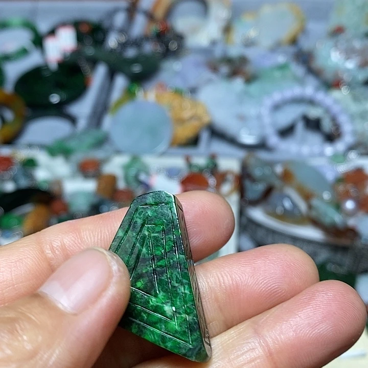 翡翠未镶嵌吊坠(赠链)