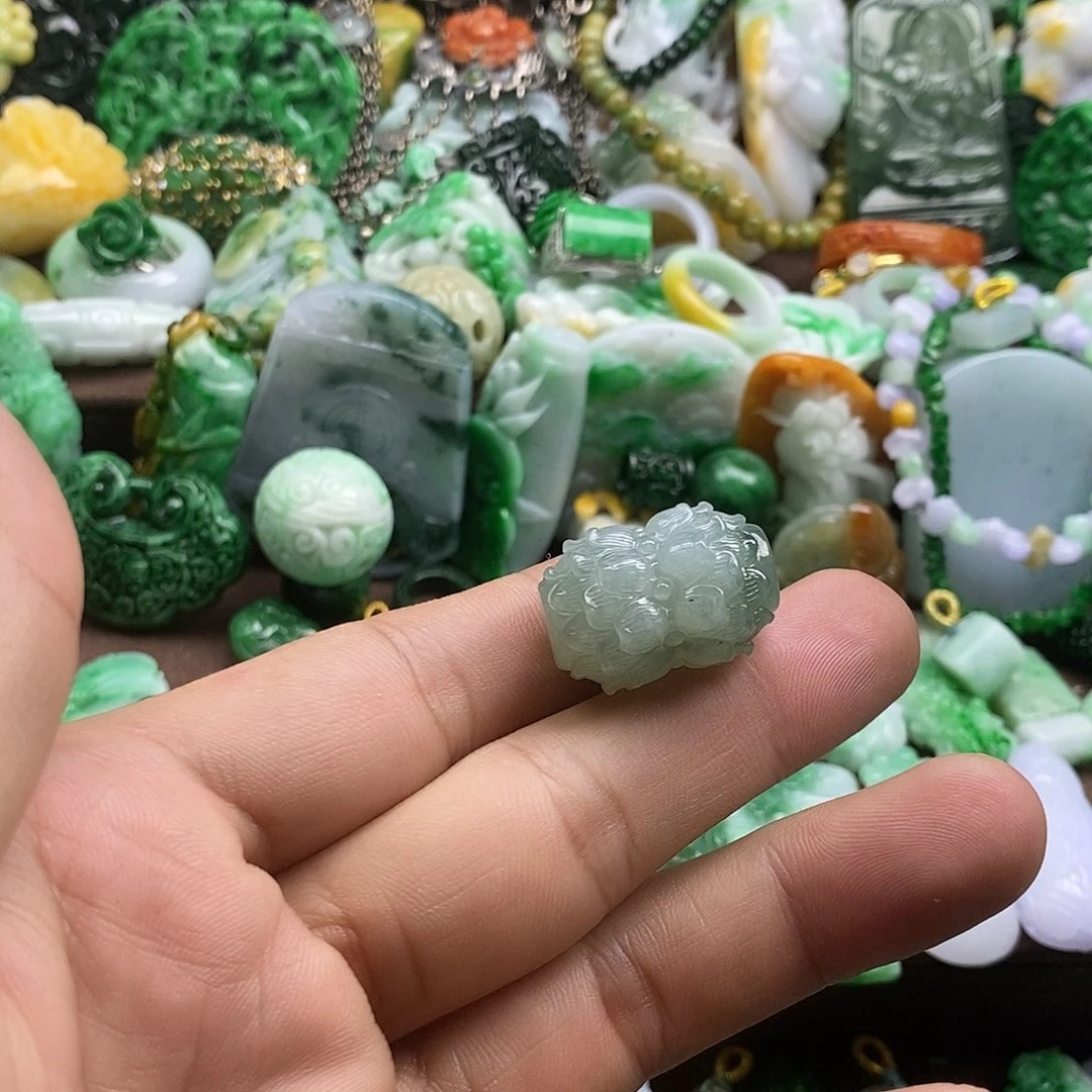 翡翠未镶嵌颈饰荷花