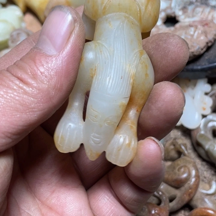 洪***斯和田玉（糖玉）未镶嵌颈饰