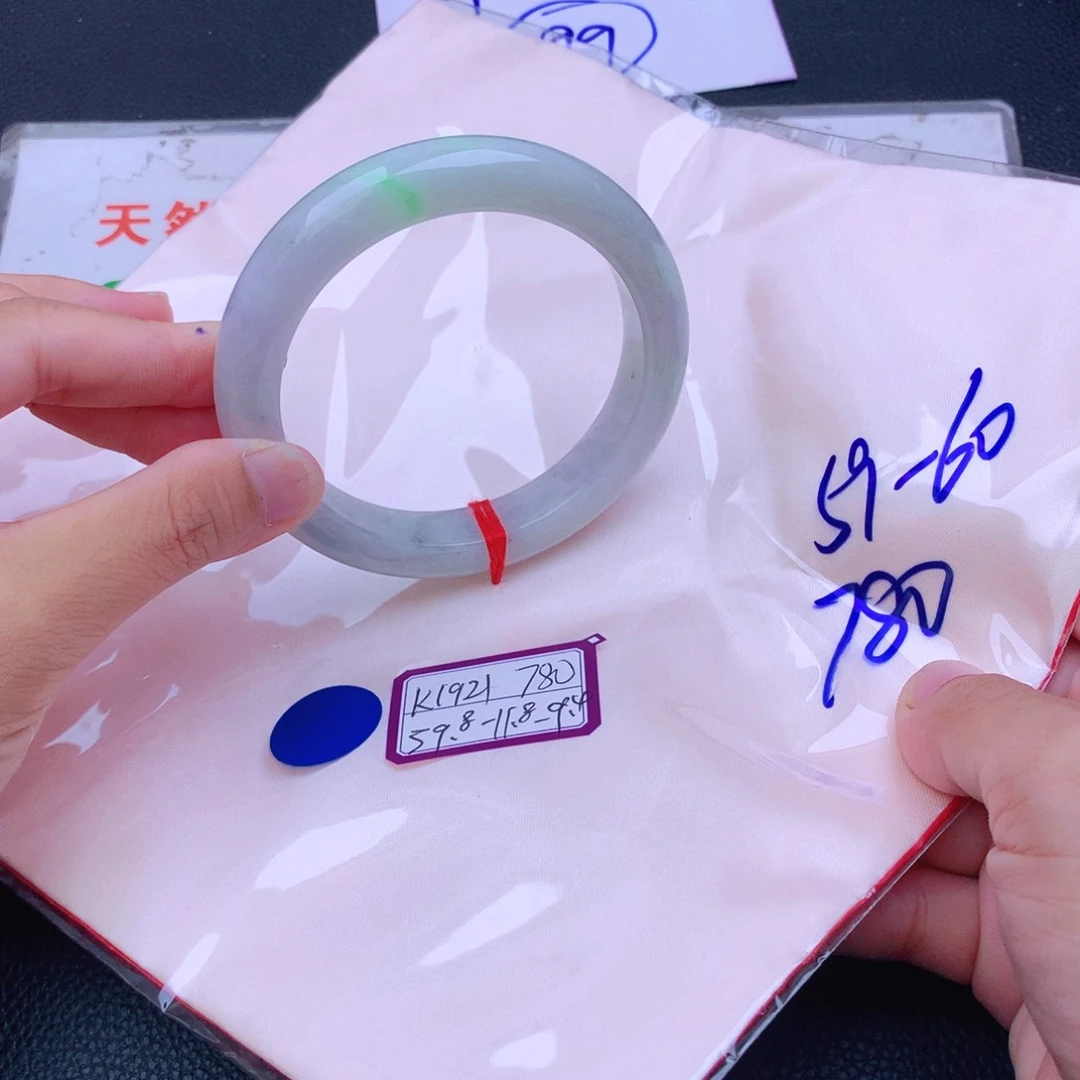 翡翠手镯未镶嵌翡翠