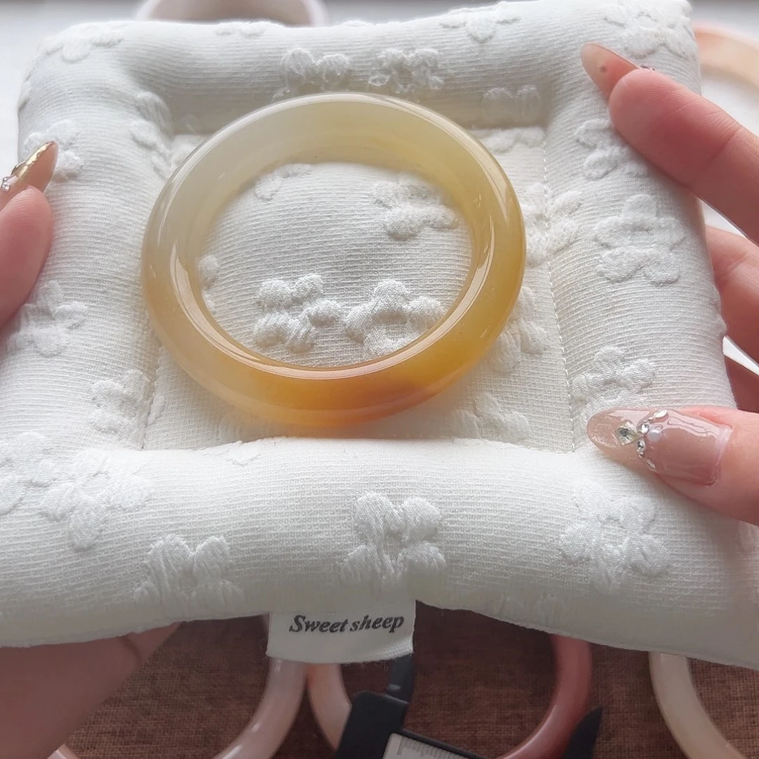 a***x石英质玉未镶嵌手镯