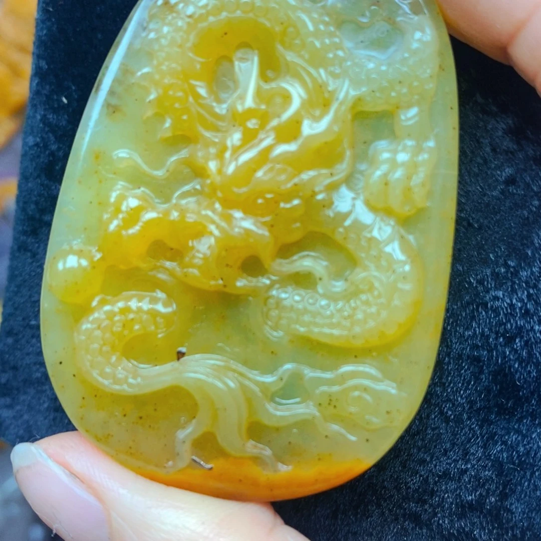 未镶嵌石英质玉（黄龙玉）颈饰