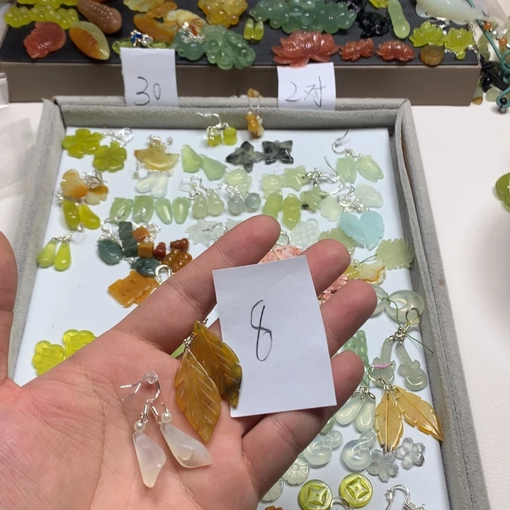 蛇纹石玉耳钉足银镀金镶嵌猫**令