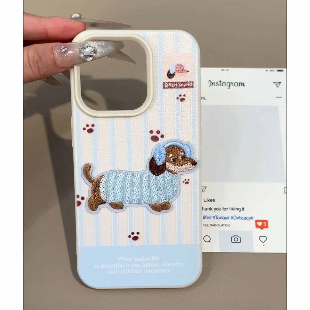 可爱条纹刺绣小狗适用iPhone16promax手机壳苹果13/15软14/11/12