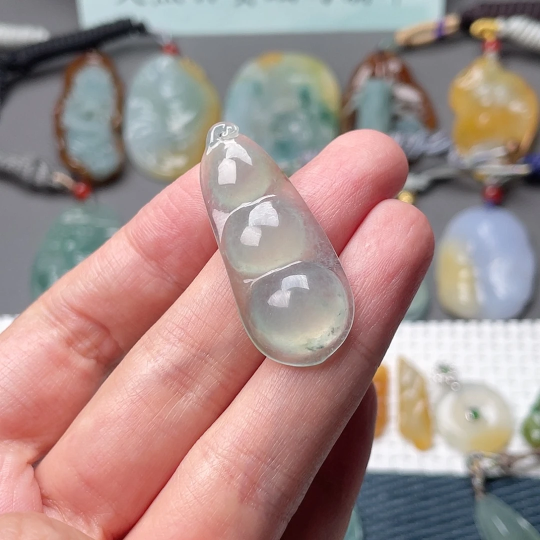 南***醍翡翠未镶嵌颈饰福豆