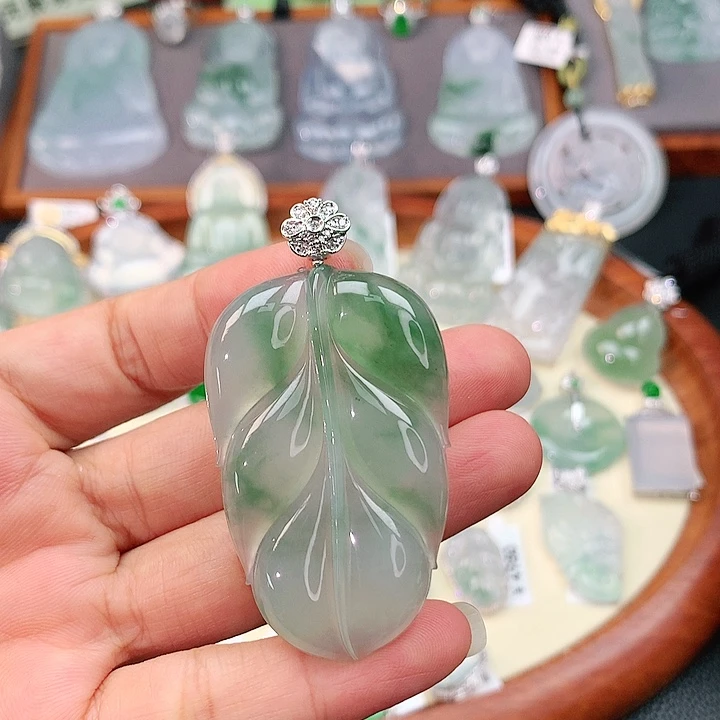 翡翠18K金镶嵌颈饰叶子