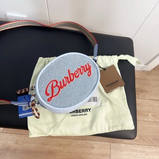 99新 BURBERRY/博柏利 新款刺绣圆饼男女通用斜挎包001