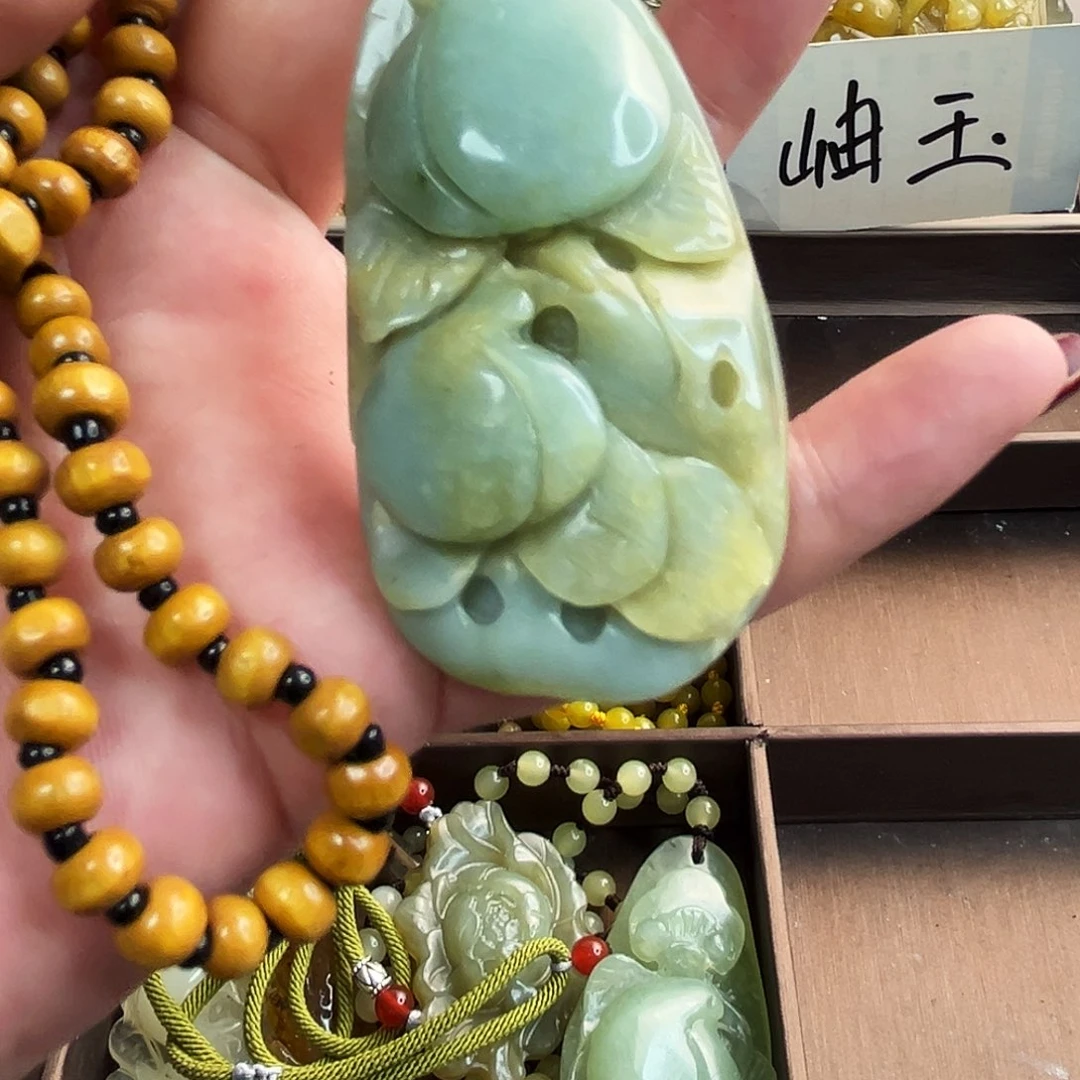 蛇纹石玉颈饰未镶嵌