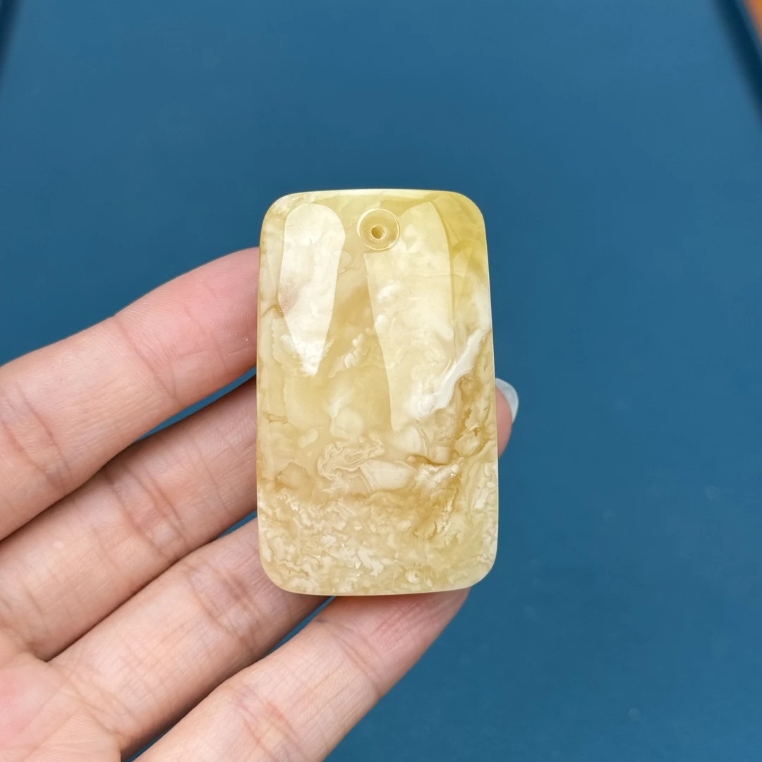 Y1788天然原矿蜜蜡 鸡油黄妖花无事牌 28*47*14mm抖音基地质检发