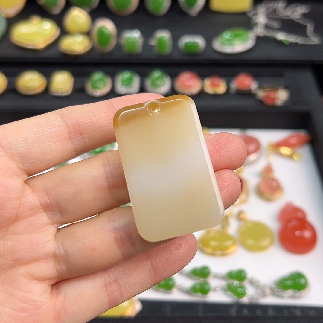 颈饰未镶嵌和田玉（糖玉）