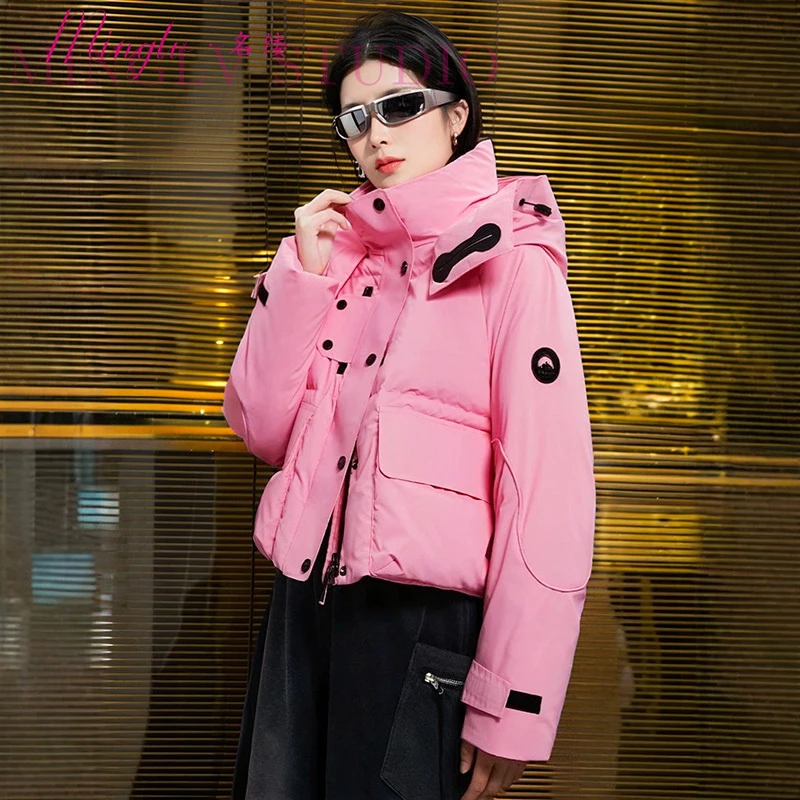 2025年冬季甜酷减龄休闲风轻奢服外套粉色连帽立领高品质羽绒服女