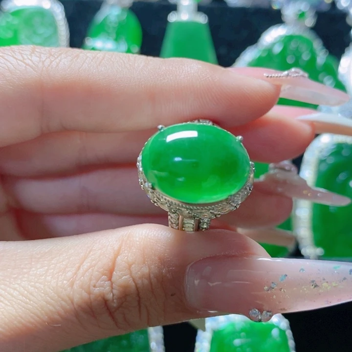 翡翠颈饰未镶嵌16。   