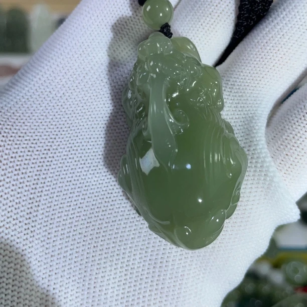 高端和田玉湖水绿起冰起胶貔貅吊坠