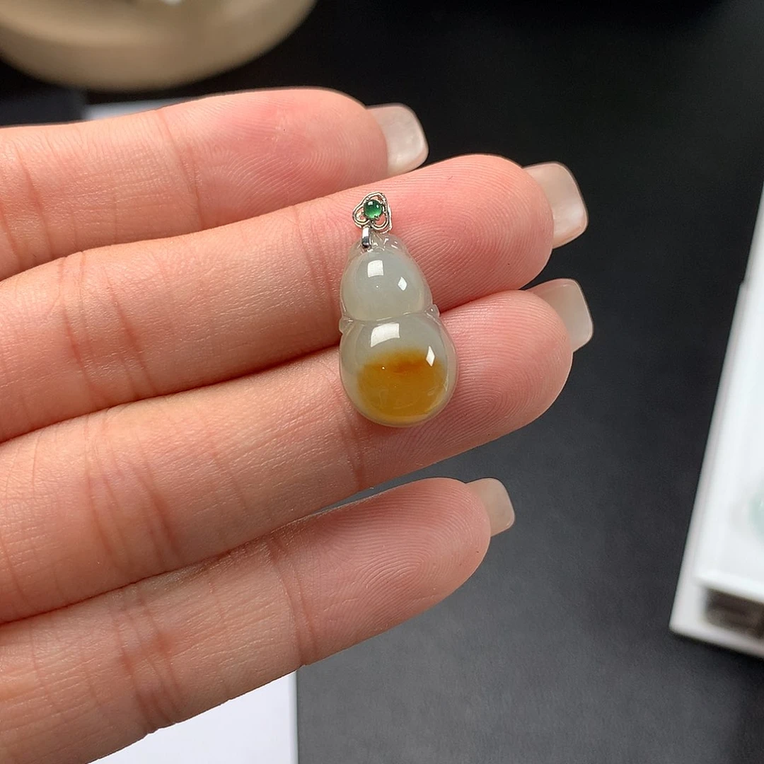 翡翠18K金镶嵌颈饰葫芦