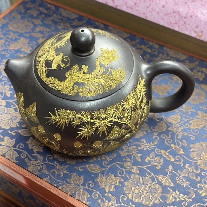 茶壶段泥原矿泥料手工制作的一把紫砂壶。