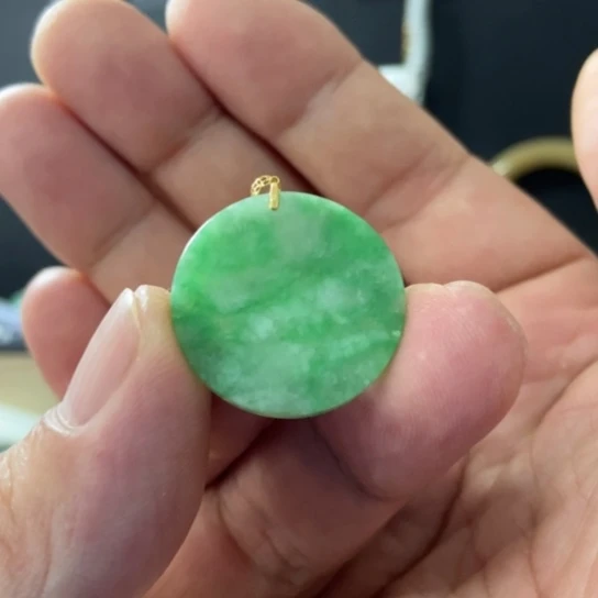 ****糖翡翠18K金镶嵌颈饰缅绿