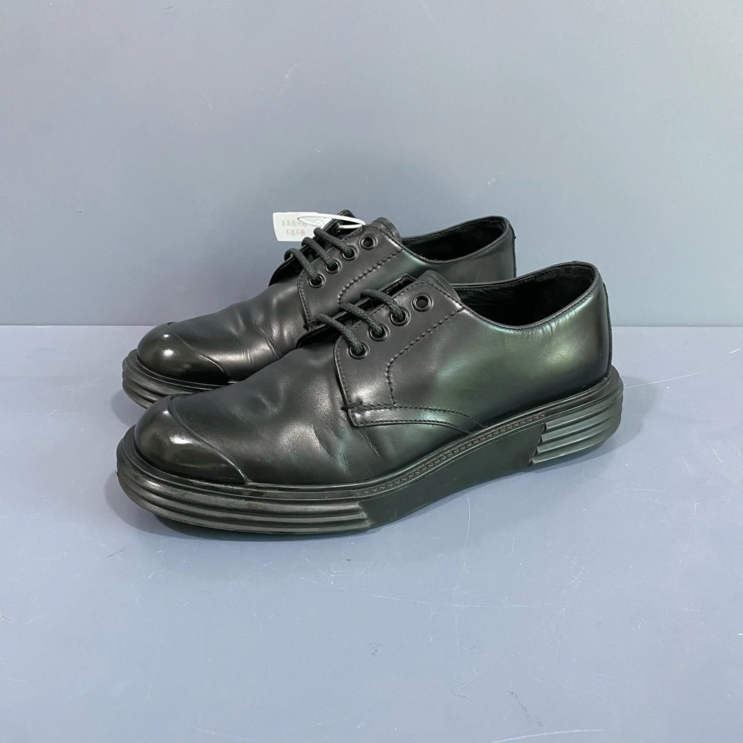 95新 Prada/普拉达 39码 prada黑色漆皮板鞋皮鞋 休闲鞋 成色很新