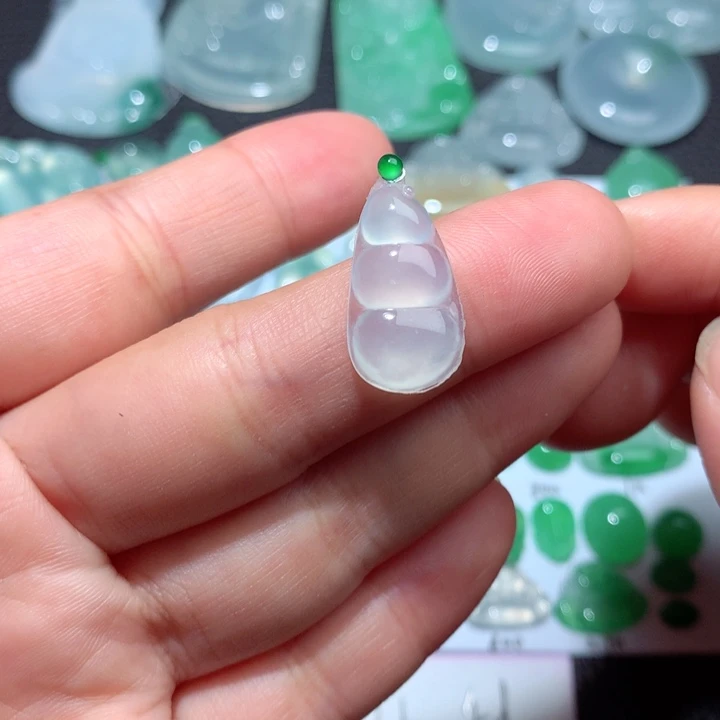 翡翠颈饰未镶嵌天然翡翠福豆