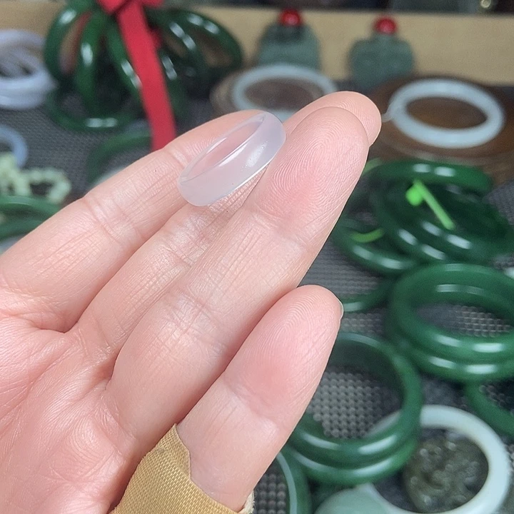 透闪石质玉未镶嵌戒指