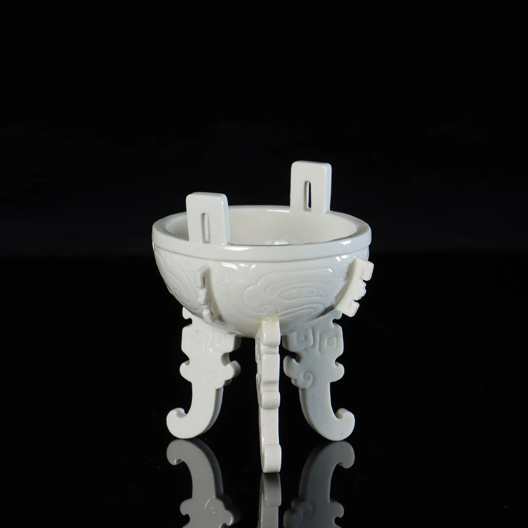 Lot.015 206 清代 德化白釉三足鼎式炉 H:11.5cm