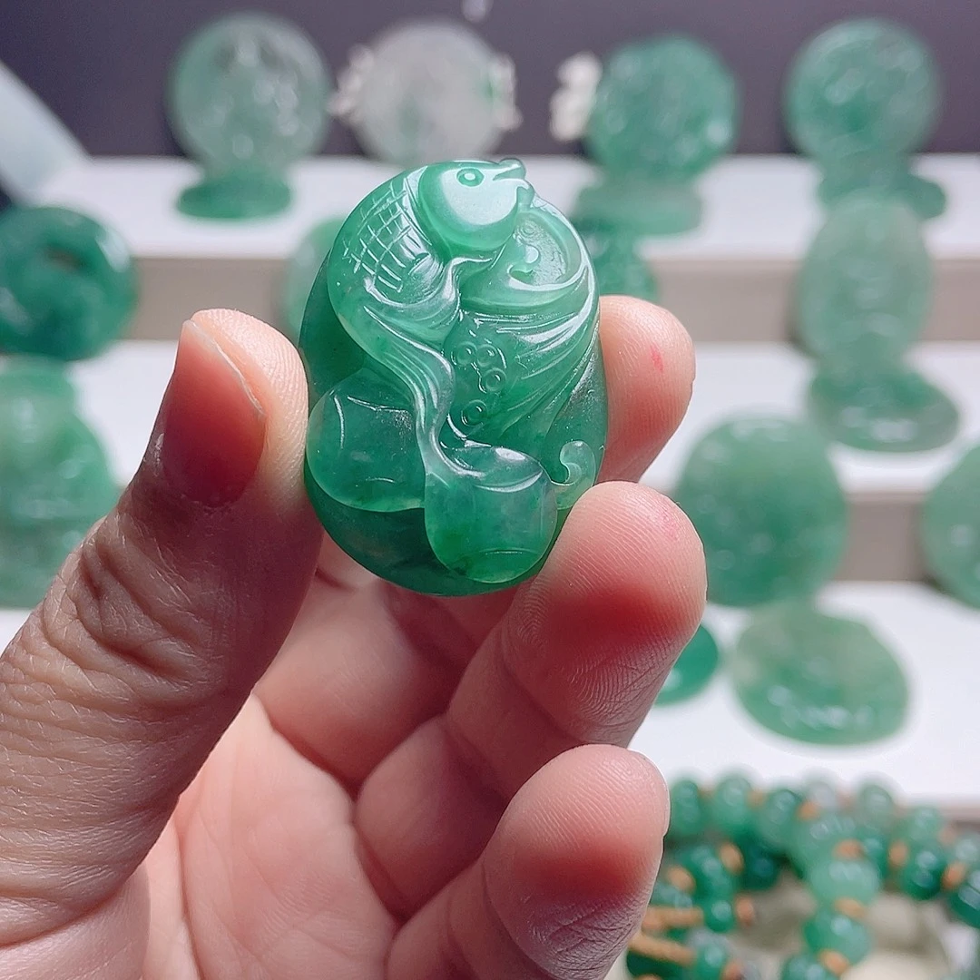 大***头石英质玉未镶嵌颈饰