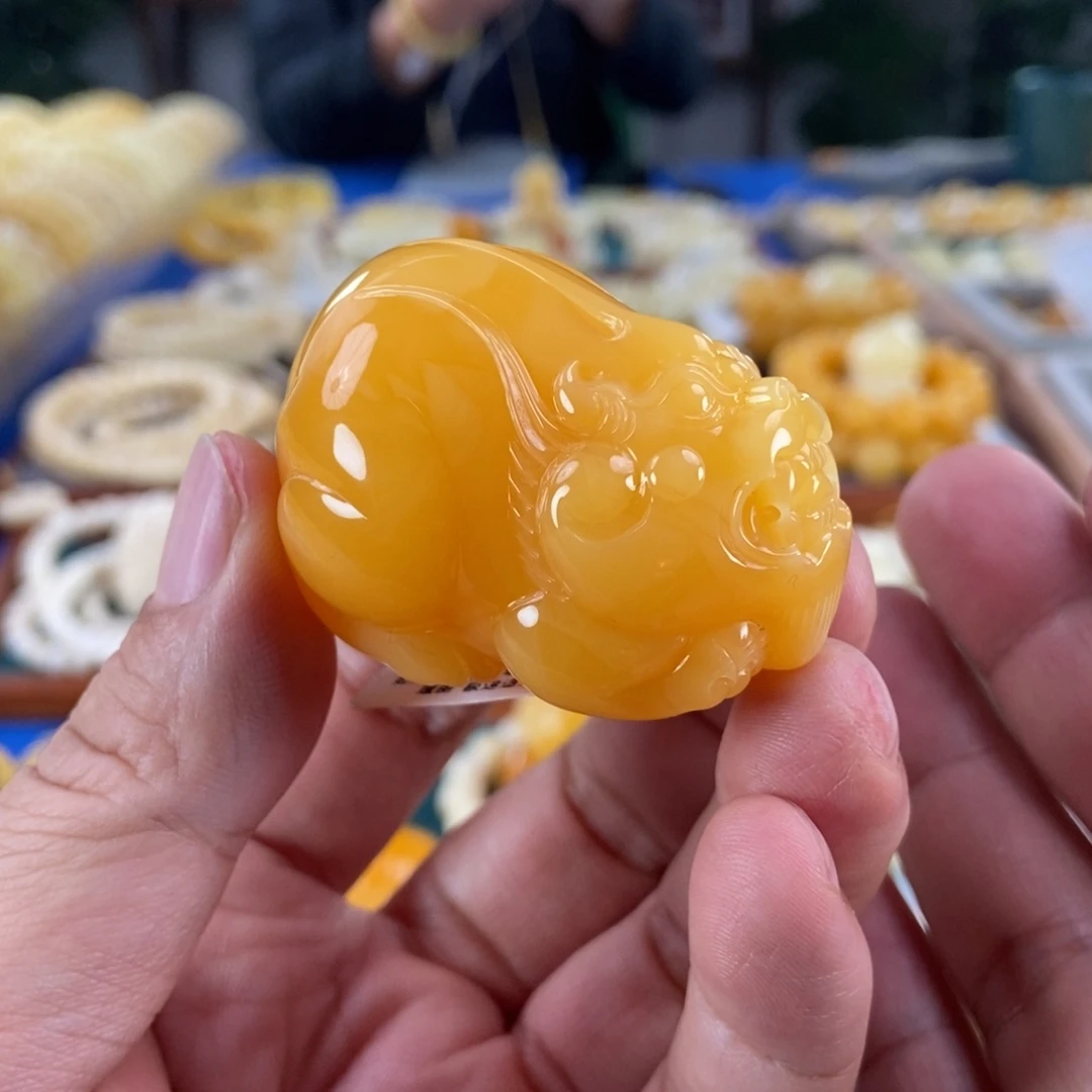 琥珀未镶嵌珠宝奇石鸡油红蜜蜡貔貅35.73