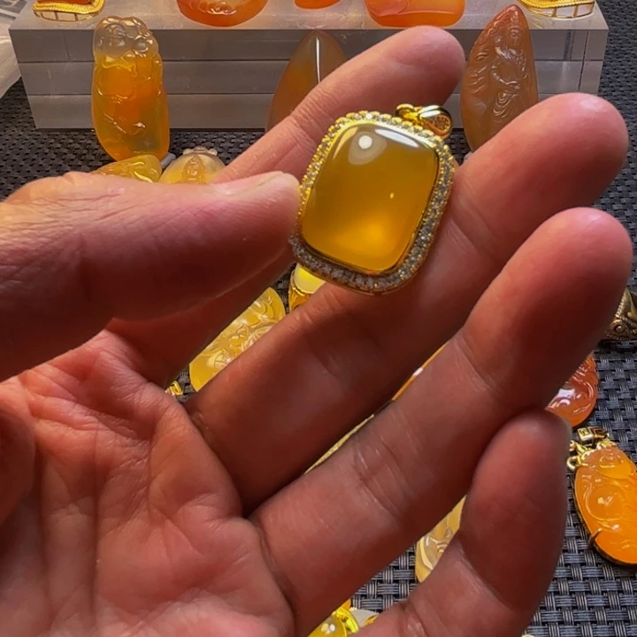 宝***城未镶嵌旦面石英质玉
