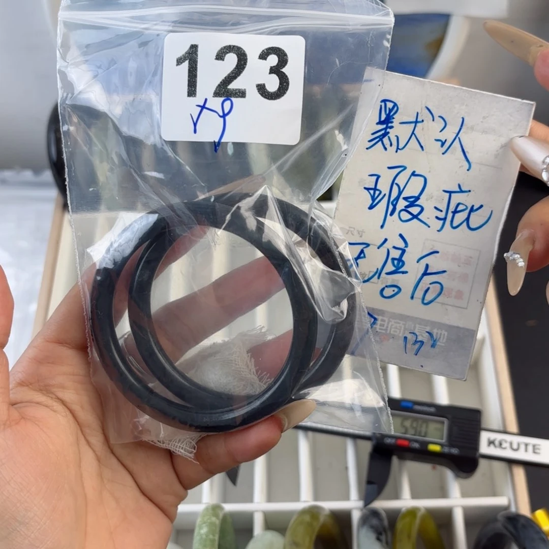 未镶嵌蛇纹石玉手镯摆*了