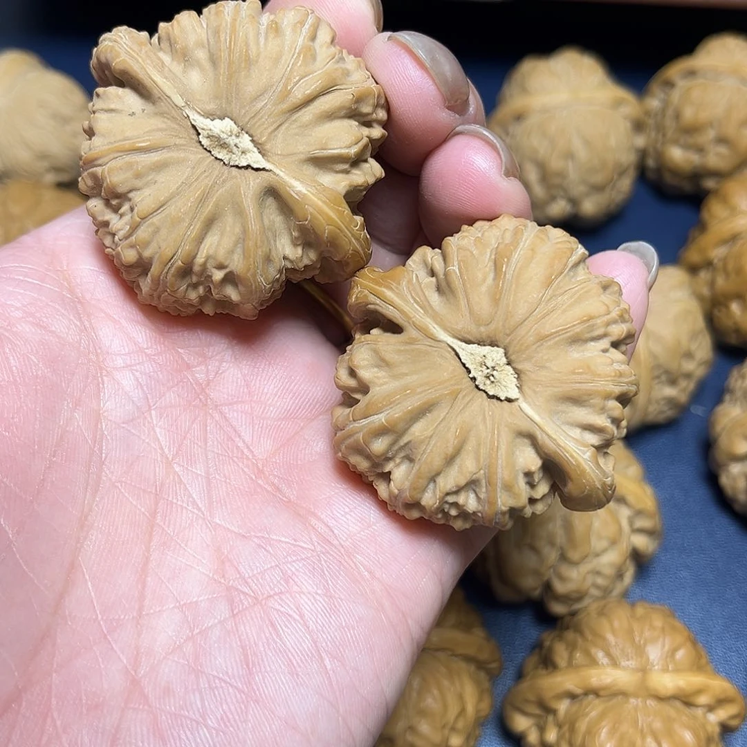 文玩核桃吊坠江****热白狮子