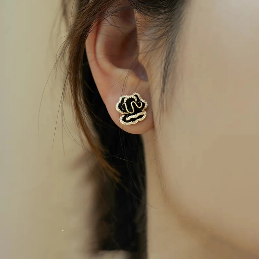 铜合金合成锆石耳饰 122高级轻奢黑色山茶花耳钉 百搭款耳环