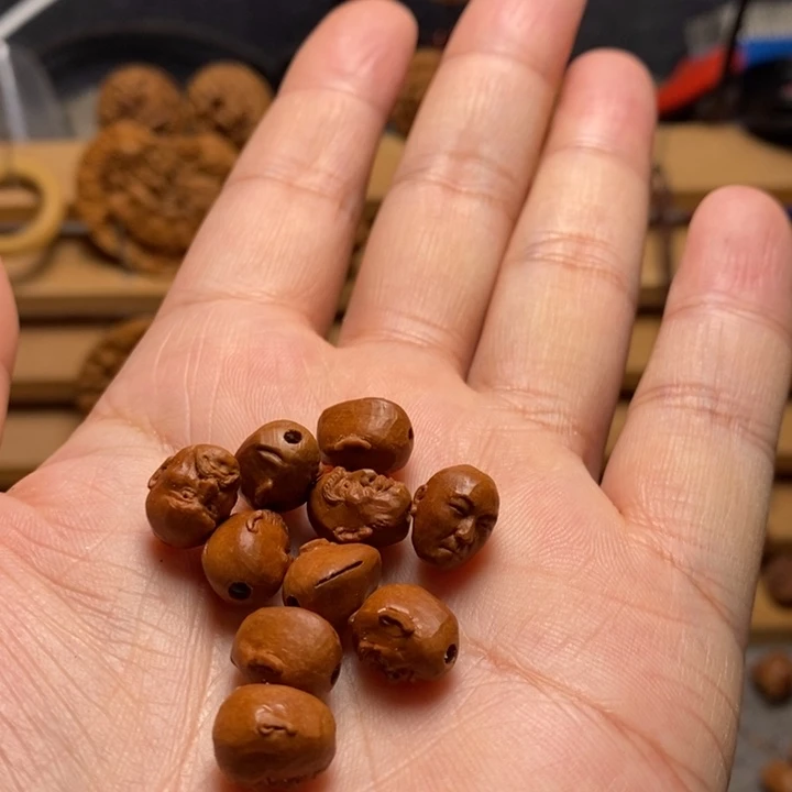 用***)桃核雕刻小罗汉10