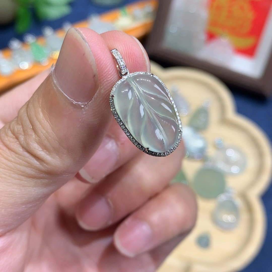 翡翠18K金镶嵌颈饰叶子