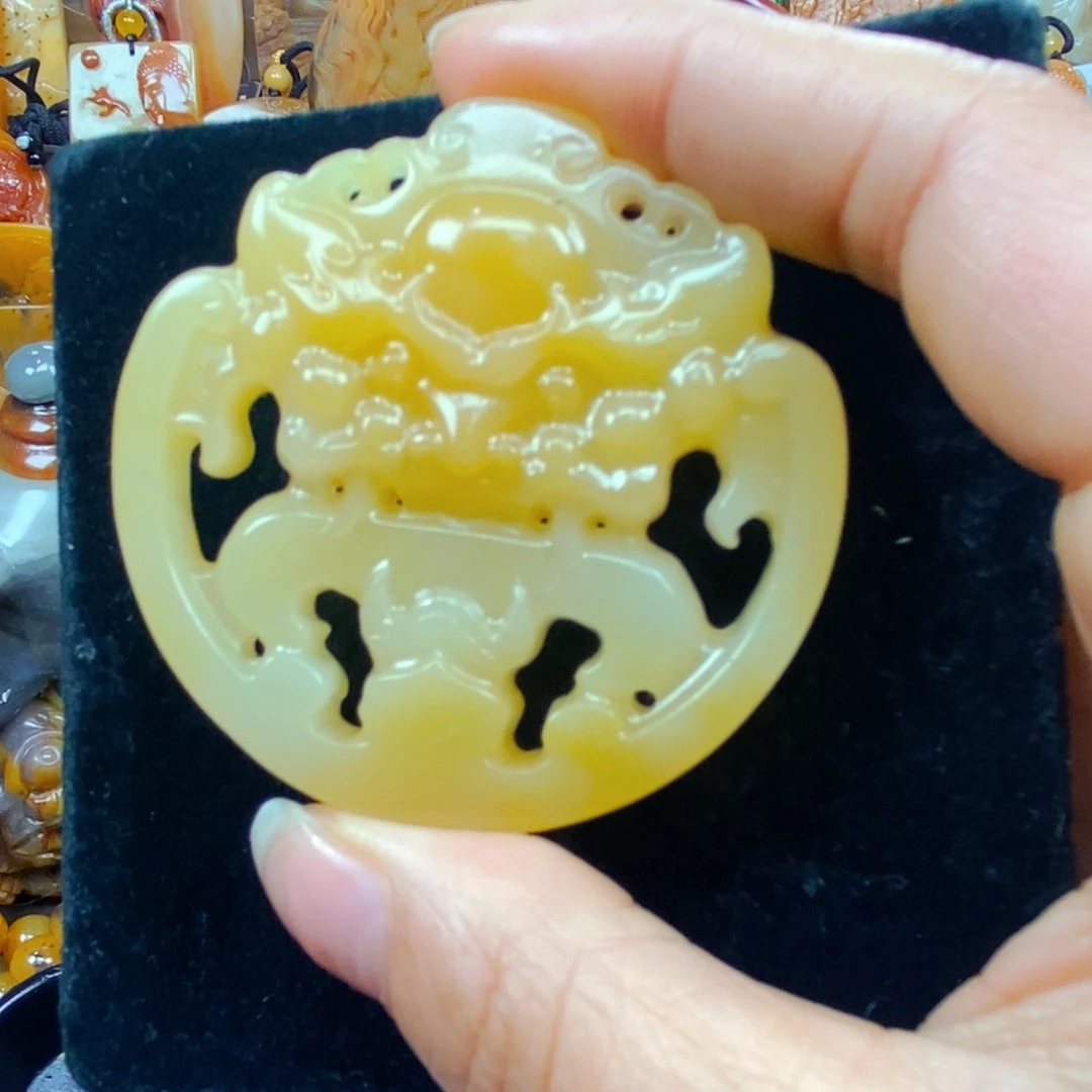 未镶嵌石英质玉（黄龙玉）颈饰