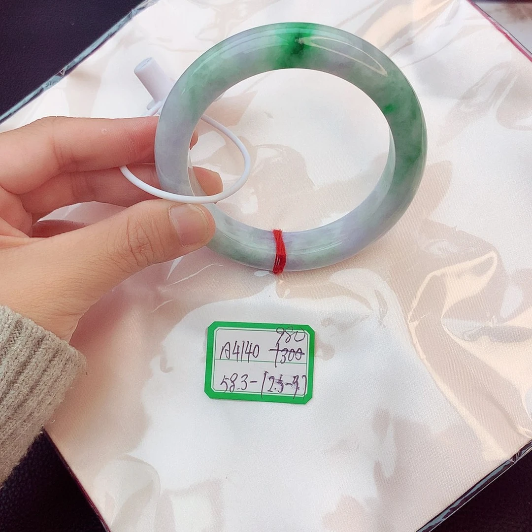 翡翠手镯未镶嵌翡翠
