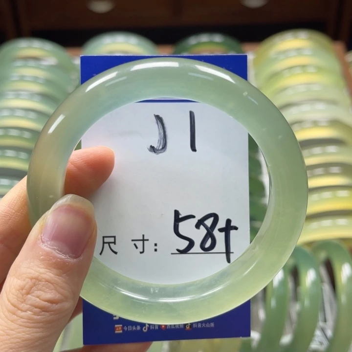 阿***一岫玉未镶嵌手镯手镯