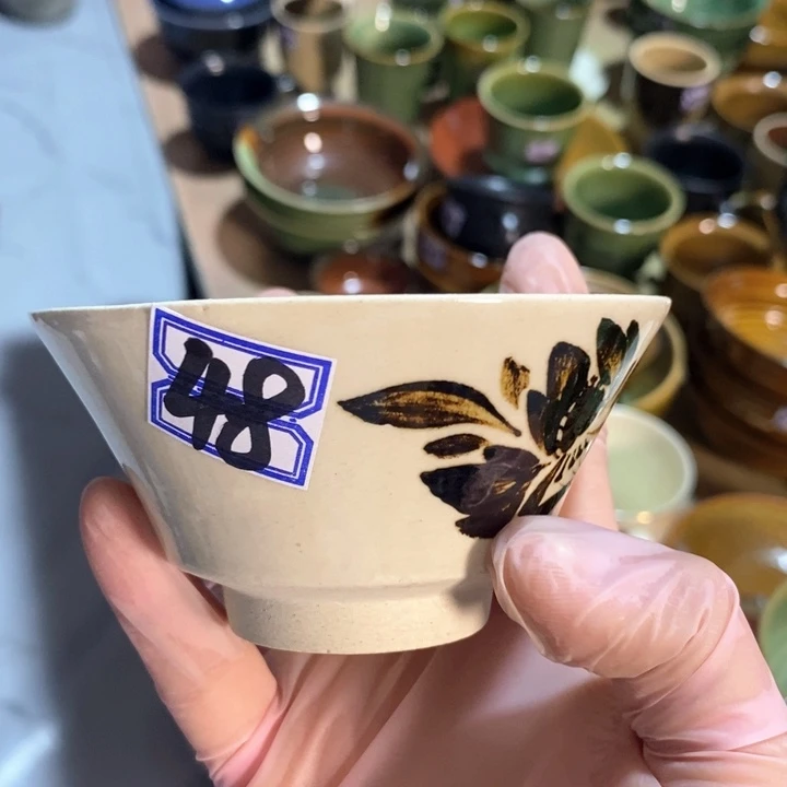 瓷片手绘铁锈花茶盏