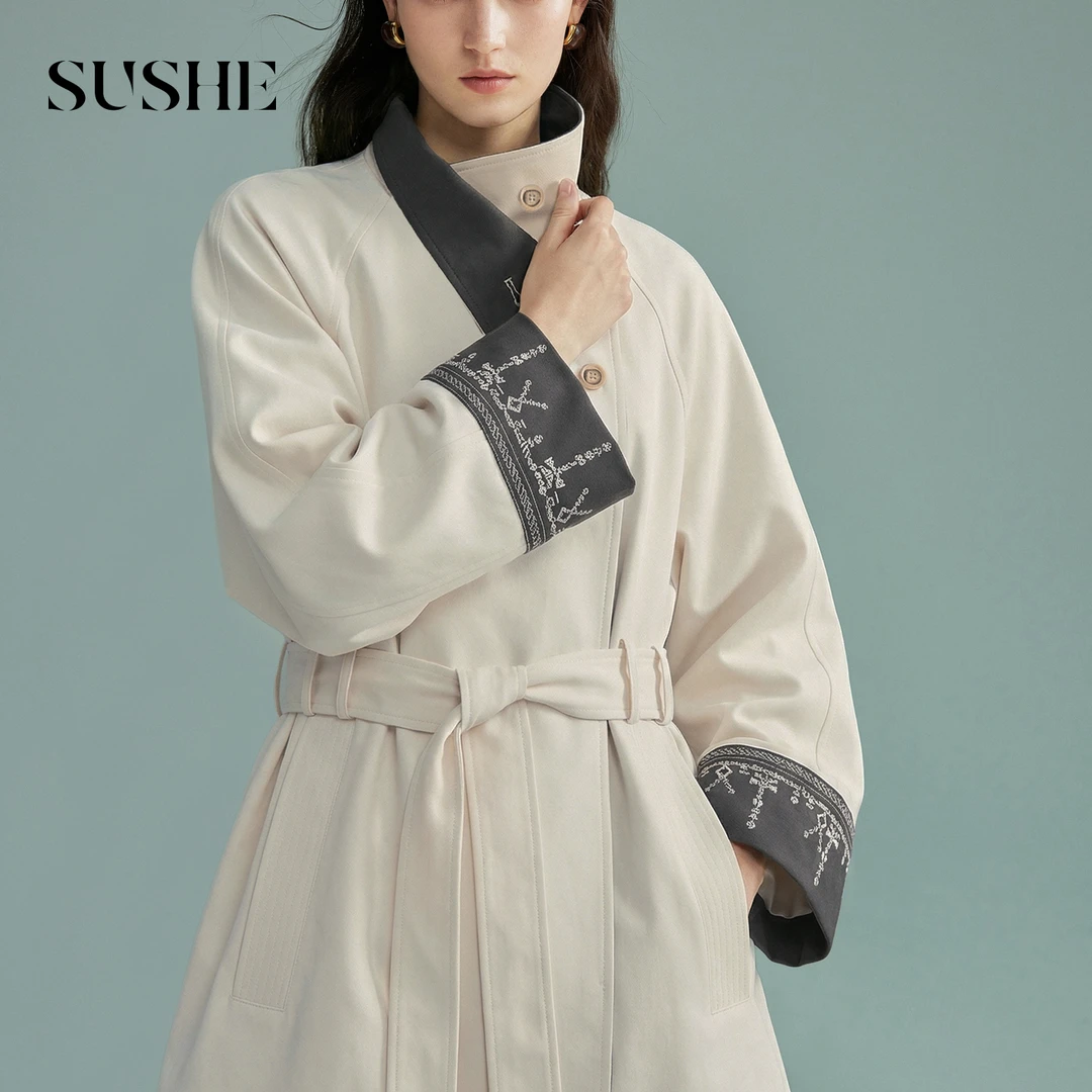 束皙SUSHE【熙语】 复古VTG 挺阔翻立领撞色刺绣中长款风衣外套女