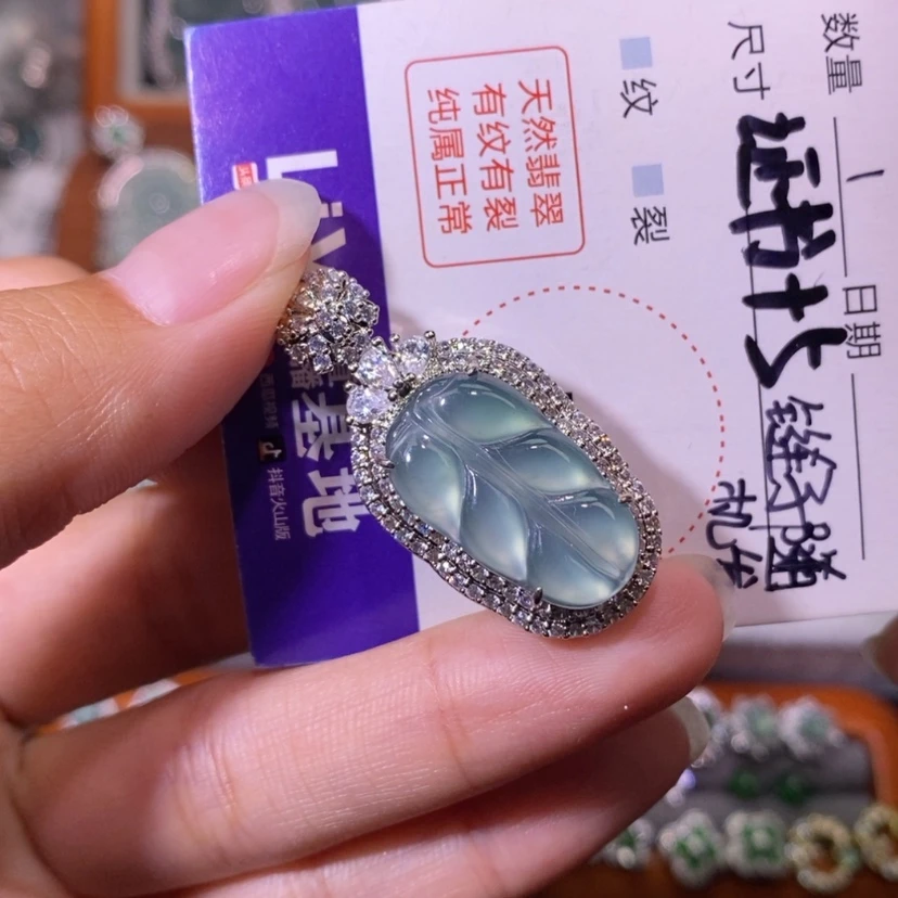 【闪购商品】翡翠未镶嵌颈饰霏****！天然