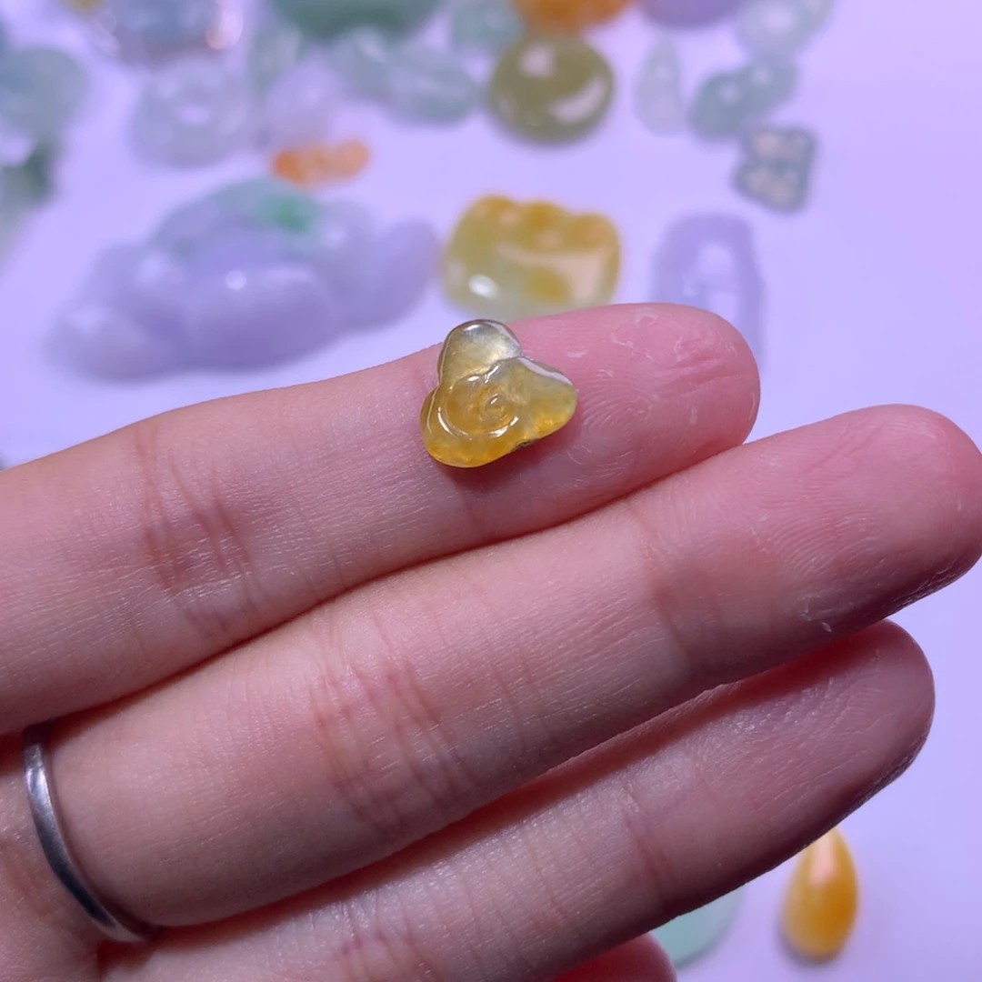 翡翠未镶嵌颈饰祥云