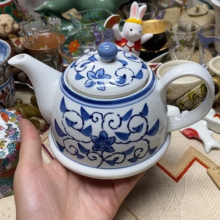 紫砂茶盘杯子和一大盒巧克力蛋糕在冰箱的