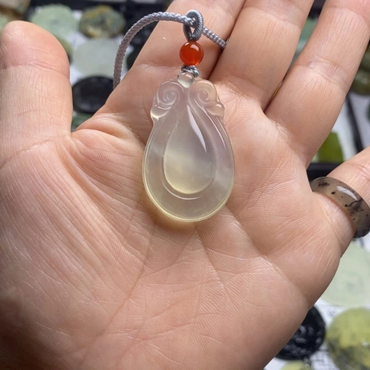 蛇纹石玉颈饰合金