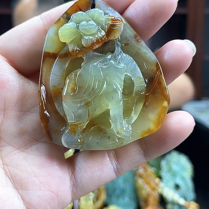 蛇纹石玉未镶嵌颈饰