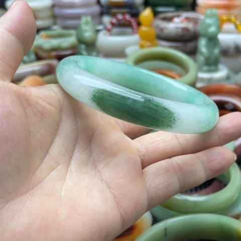 尕***子未镶嵌手镯石英质玉