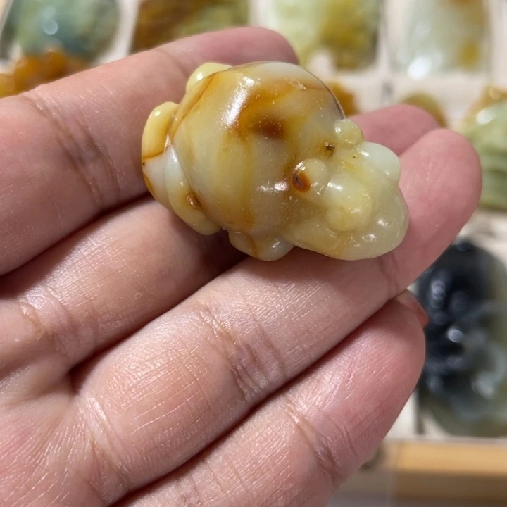 岫玉未镶嵌吊坠(赠链)