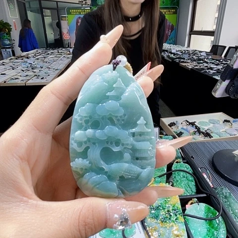 翡翠未镶嵌颈饰一个
