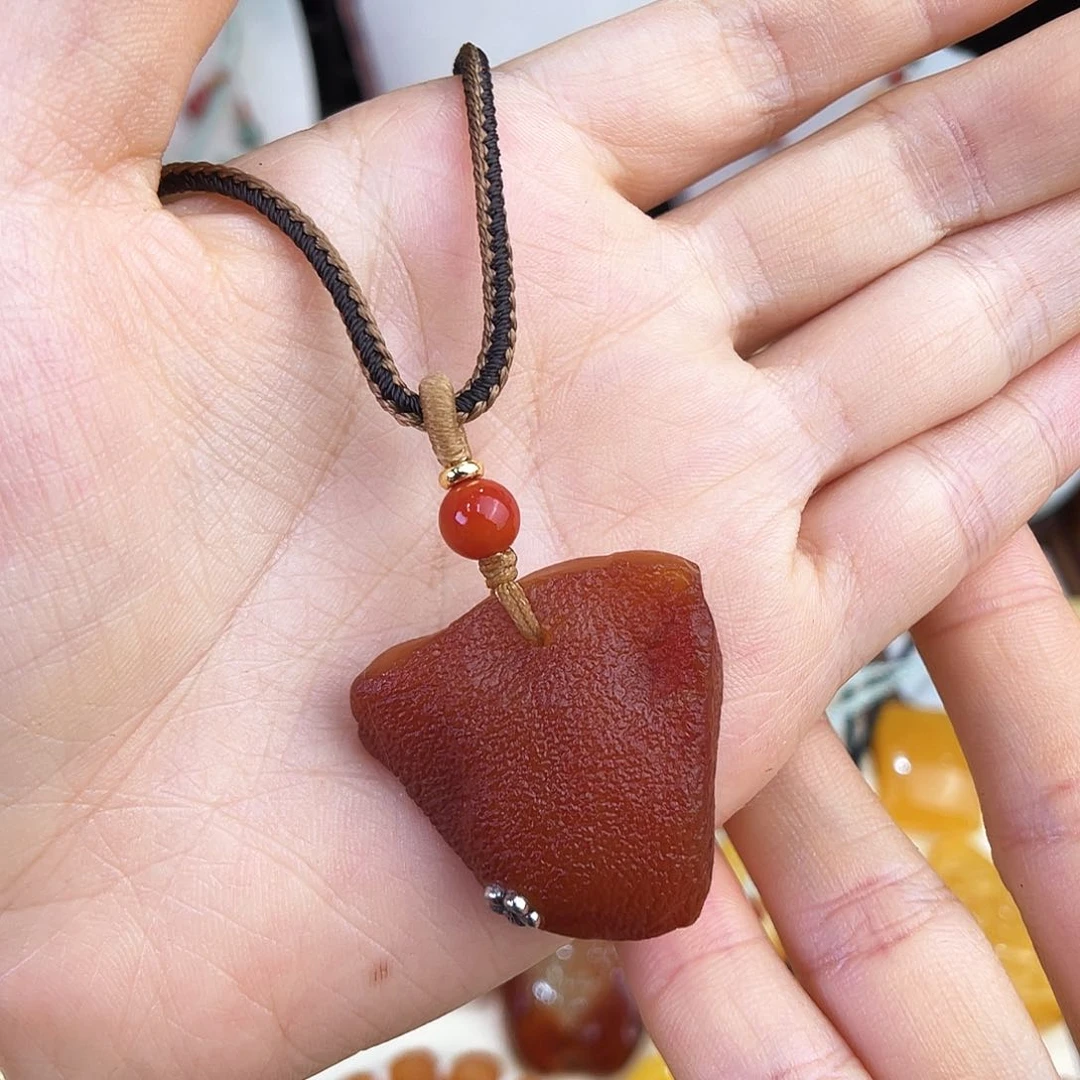 未镶嵌琥珀珠宝奇石。