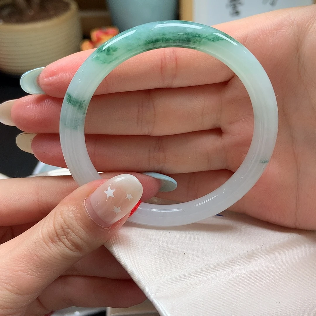 翡翠未镶嵌手镯牛奶底飘花21号