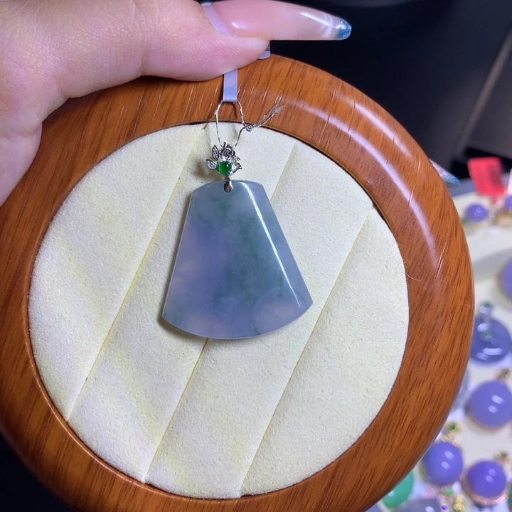 颈饰18K金镶嵌翡翠天然